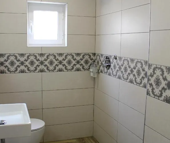 2v1 - Myslym Shyri דירה